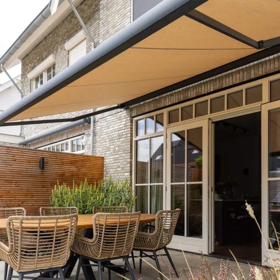 Buitenzonwering knikarmscherm