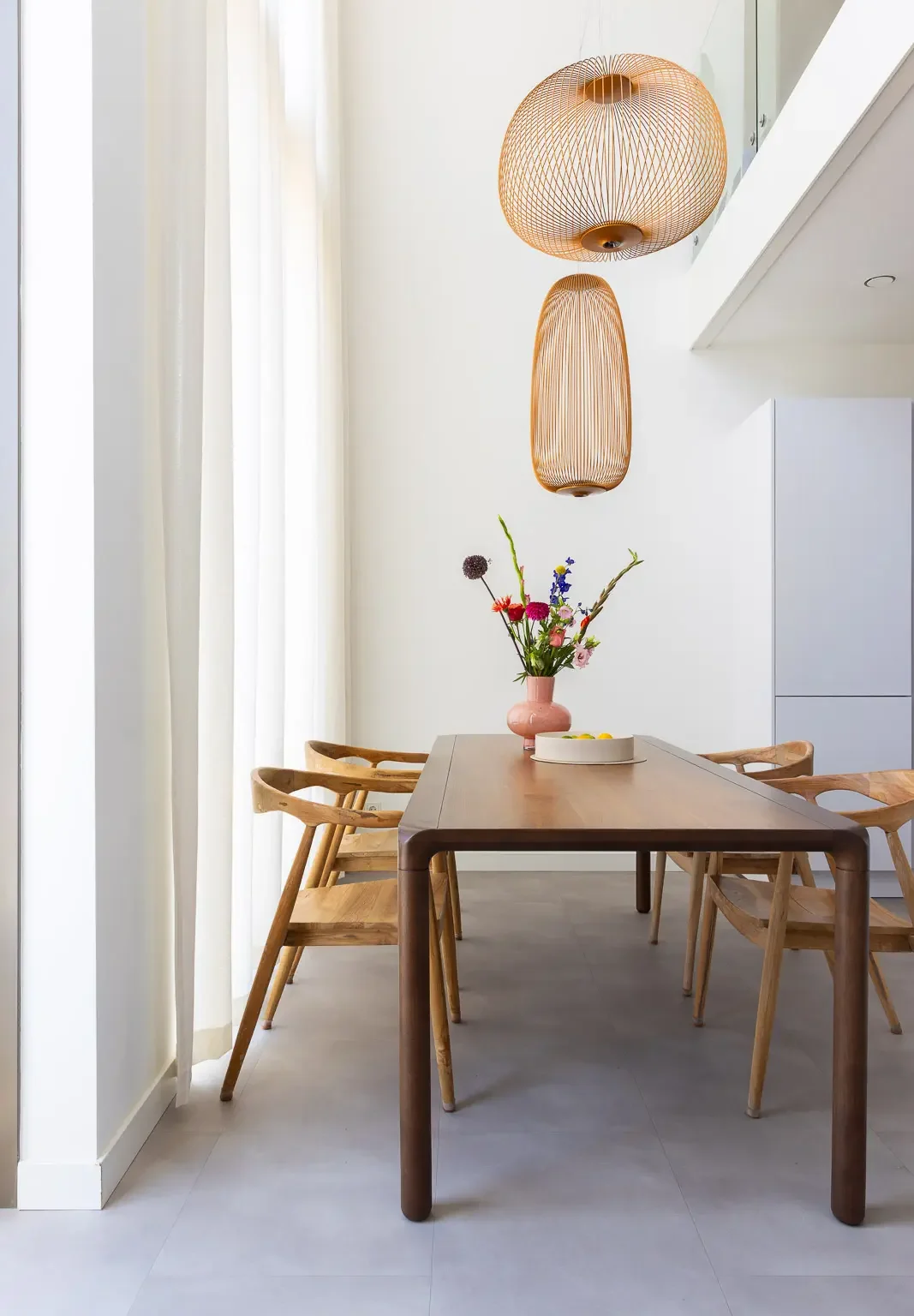 Modern interieur met prachtige gordijnen en hout meubilair